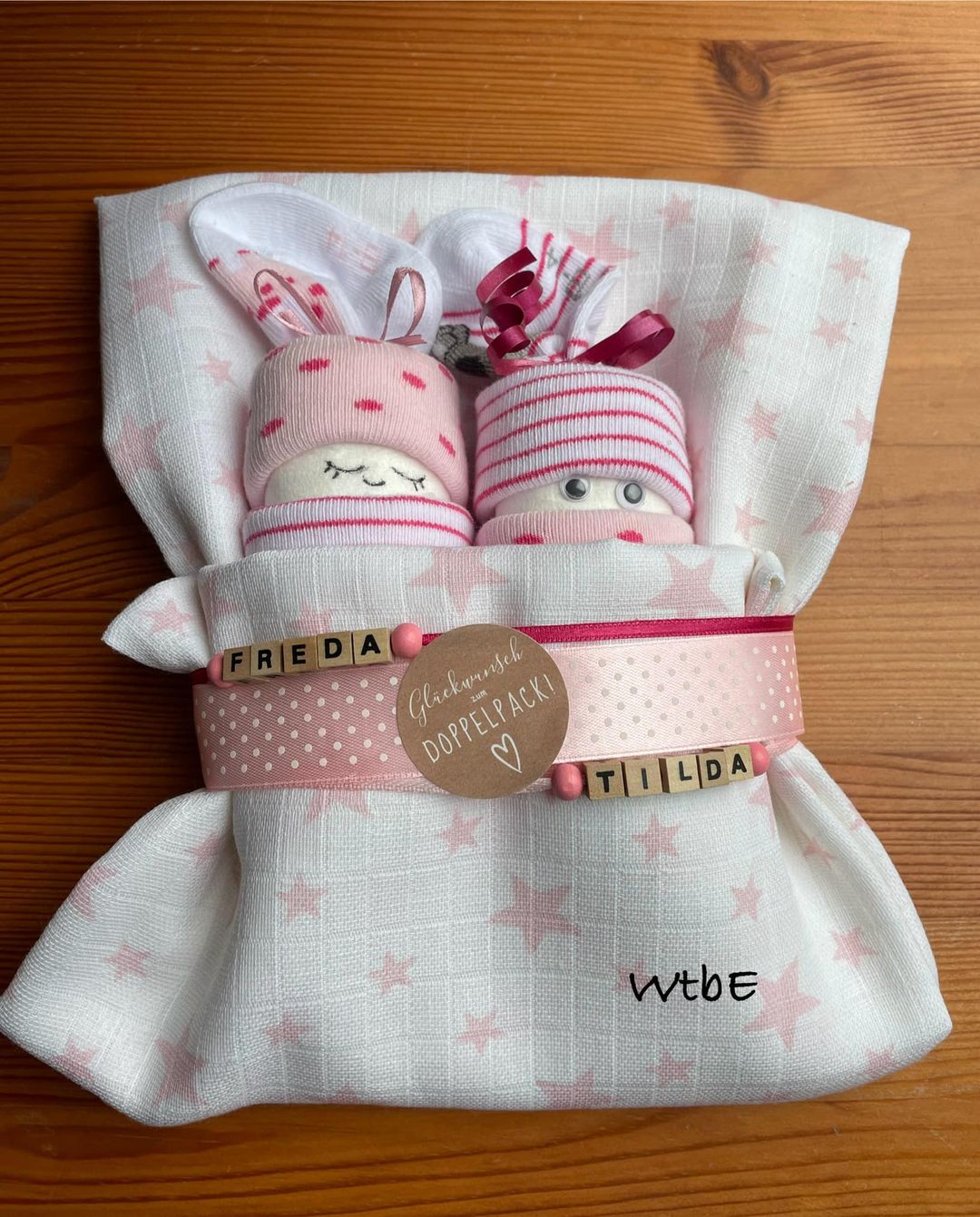baby burp cloth diapers for twin girls, personalized with wooden letters for Freda and Tilda